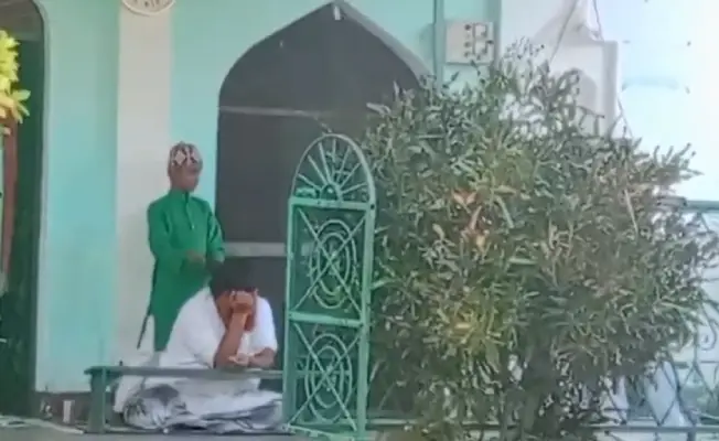 Ambedkar Nagar News: मदरसे में बच्चों से सिर की मालिश कराने का वीडियो वायरल, जांच की मांग